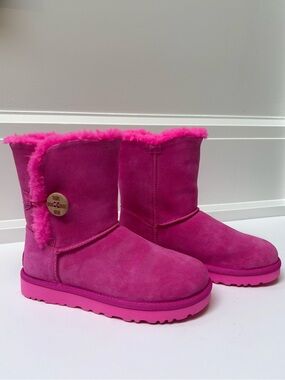 UGG Bailey Button II Sheepskin Boots - Hot Pink Fuchsia - Women’s Sz 6 -NWOB